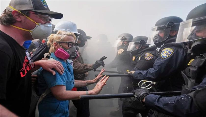 ئەوەی ناڕەزایەتییەکانی لۆس ئەنجلۆس سەبارەت بە داهاتووی ئەمریکا ئاشکرای دەکەن