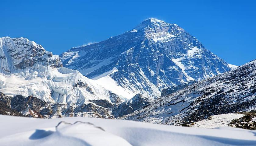 زریانی کوشەندە لەسەر ئێڤرێستدا؛ دەیان کەس بوونە قوربانی و سەدان کەس لە مەترسیدان