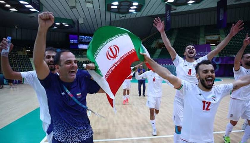 یاریزانانی هەڵبژاردەی فوتساڵی ئێران لە سعودییەدا ئاهەنگی سەرکەفتن بۆ پلەی پڵەوانێتی دەگێڕن