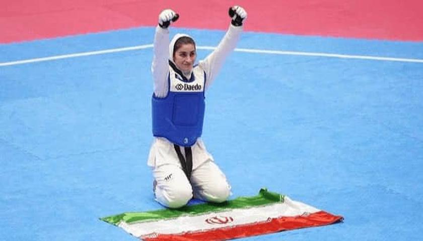 مەدالیای زێڕی ئۆڵۆمپیادی نەژنەوایان لە گەردەنی کچێکی ئێرانی ئاڵا