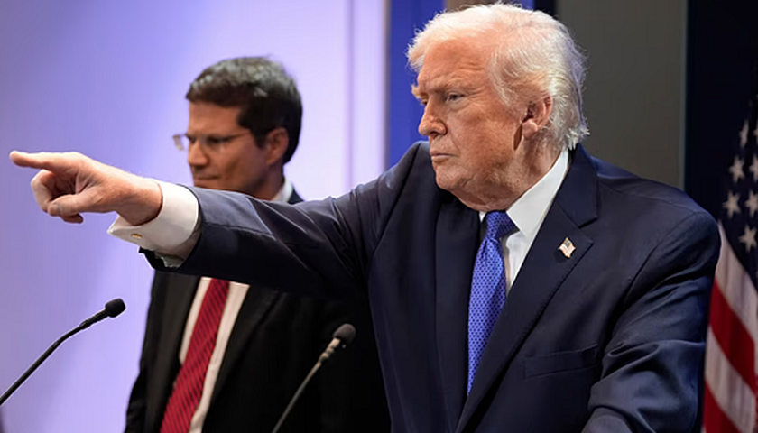 سەرۆکی ئەمریکا بڕیاریدا باجی جیهانی لە 10% بۆ 15%بەرزبکاتەوە