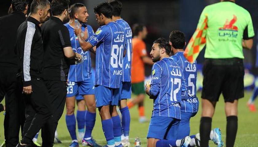 یاریزانانی ئیستقلال لە پەراوێزی یاریگادا بەربانگ دەکەنەوە