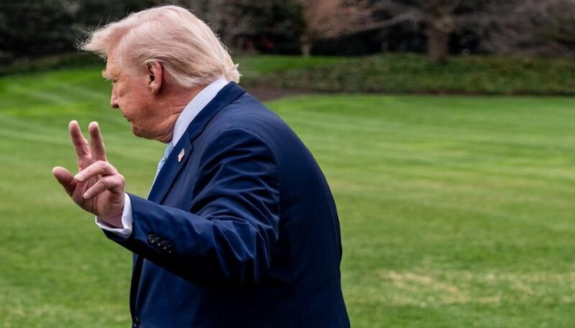 جێگری پزشیکیان: ترەمپ لە دۆخی مشار دایە هەر جووڵەیەک بکات زیانی پێدەگات