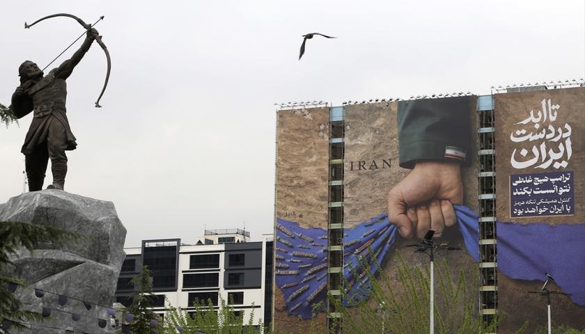 لە تاران پۆستەرێک هەڵواسراوە و لێی نووسراوە: گەرووی هورمز بۆ هەمیشە لەژێر دەستی ئێراندای لەژێر دەستی ئێراندایە