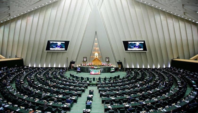 پەرلەمانی ئێران: تێپەڕبوونی کەشتییەکان وەک پێش جەنگی لێ نایەتەوە