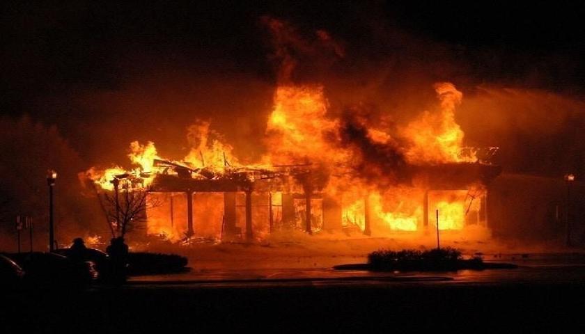 فرماندار سنندج در گفتگو با جام کوردی: آتش‌سوزی در پارکینگ خودروهای سنگین مهار شد