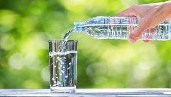 ئایا دەبێت چەند خولەکێک پێش نان خواردن ئاو بخۆینەوە؟