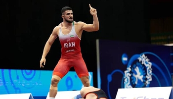 یەکەم مەدالیای زێڕی زۆرانبازی ئازادی هیواکانی جیهان لە گەردنی پاڵەوانێکی کوردی ئێرانی ئاڵا