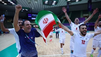 یاریزانانی هەڵبژاردەی فوتساڵی ئێران لە سعودییەدا ئاهەنگی سەرکەفتن بۆ پلەی پڵەوانێتی دەگێڕن