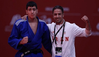 مەدالیای زیوی جودۆی ئەفریقا لە گەردنی حەکیمی ئاڵا