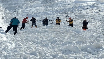 هەوڵدان بۆ دۆزینەوەی تەرمی شاخەوانان لە ژێر ١٠ مەتر بەفردا درێژەی هەیە 