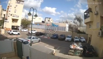 مووشەکێکی ئێران لە ناوچەیێکی ئیسرائیل دەدات