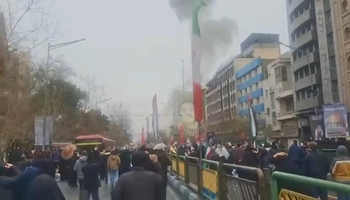 🎥 کاردانەوەی خەڵکی تاران لەسەرشەقامەکان بە هێرشی ئەمریکی ـ زایۆنی لە کاتی بانگی نیوەڕۆ